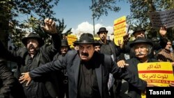 تعدادی از افراد که با عنوان «کلاه مخملی» شناخته می‌شوند نیز در این تظاهرات حضور داشتند.