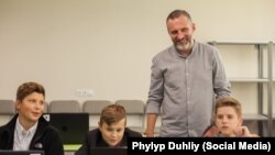 Пилип Духлій із учнями у студіі Brobots. Дніпро, 3 березня 2018 року