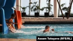 "Хан Шатырда" суға түсіп жүрген балалар.