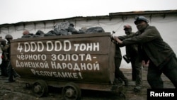 Шахтарі беруть участь у церемонії з нагоди видобутку 4 мільйонів тонн вугілля компанією «Макіїввугілля». 2016 рік