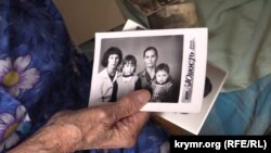 Свідок депортації, кримська татарка Сафіє Челко, що нині мешкає у Новоолексіївці Херсонської області, показує фото своєї родини
