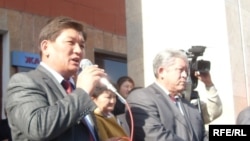 Акция студентов ОшГУ против руководства вуза в 2009 году