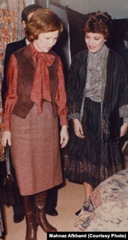 در کنار رزالین کارتر، بانوی اول وقت آمریکا در ۱۹۷۷