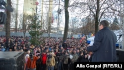 Liderul Partidului Nostru, Renato Usatîi, în fața protestatarilor