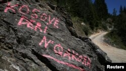 Një grafit që shkruan 'Kosovë deri në Çakorr'', në kufirin që ndanë Kosovën me Malin e Zi, 28 gusht 2016