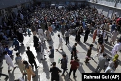 A kabuli útlevélhivatalt elárasztották a kérelmezők. 2021. június 30.