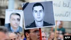 A meggyilkolt örmény katona Gurgen Margarian fényképe az azeri elkövető kiadatása elleni budapesti tüntetésen, 2012-ben 