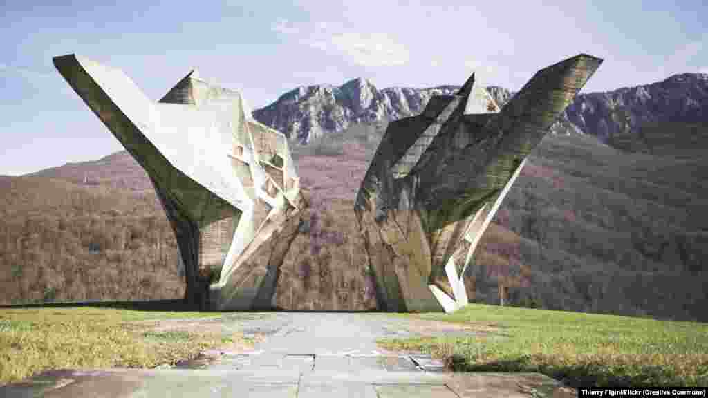 Cel mai cunoscut dintre monumentele lui Zivkovic este cel dedicat bătăliei de la Sutjeska din 1943 din Bosnia și Herțegovina, Tjentištede azi, în Republica Srpska. Iconicul monument angular din beton a fost inaugurat de către liderul iugoslav Josep Broz Tito în 1971.