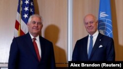 رکس تیلرسون وزیر خارجه آمریکا (سمت چپ تصویر) روز پنج‌شنبه در ژنو با استفان دی‌میستورا نماینده ویژه سازمان ملل متحد در امور سوریه دیدار کرد