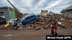 Halálos tornádó pusztított Csehországban