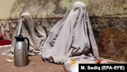 AFGANISTAN -- Femei cerșind în Herat.