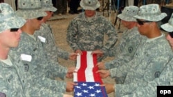 Американські солдати на офіційній церемонії складають прапор і відходять з міста Самарра до заміських баз. З початку липня понад 750 тисяч іракських солдатів перебрали патрулювання в іракських містах. 1 липня 2009 р.