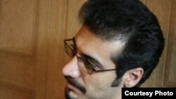 رضا ولی زاده ۳۱ ساله، روز ششم آذرماه به دلیل نوشتن يک گزارش انتقادی در وبلاگ شخصی اش، با عنوان «چهار سگ ششصد ميليون تومانی از احمدی نژاد محافظت می کنند» بازداشت شد.