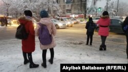 Аялдамада турган окуучулар, Бишкек