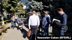 Avocatul lui Plahotniuc, Lucian Rogac, alături de bancherii care figurează în dosarul fraudei bancare, cu apărătorii lor, stau în fața Judecătoriei Buiucani, după ce clădirea a fost evacuată din cauza unei alerte cu bombă.