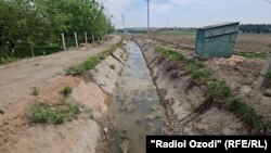 Сокинон мегӯянд, ин об аз байни деҳа мегузарад