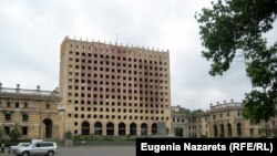 И если говорить о грузино-абхазских отношениях, то наступивший год должен быть, мне кажется, в этом плане особенно урожайным. Ведь нынче исполняется круглая дата – двадцатилетие начала войны 1992-1993 годов