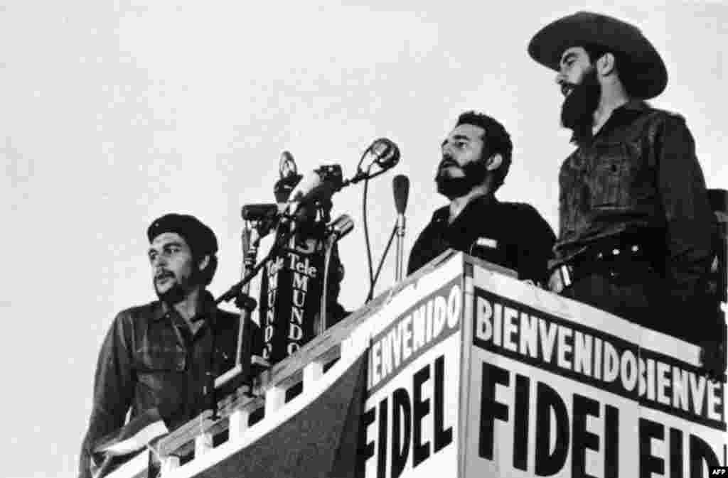 Pronunțînd un discurs la Havana în 1959, avînd alături tovarășii revoluționari Camilo Cienfuegos și Ernesto Che Guevara.