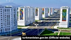 Вид на статую алабая в столице Туркменистана Ашгабаде, ноябрь 2020 года