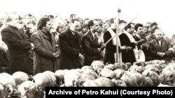 Черепи жертв сталінських репресій із масового поховання в урочищі Дем’янів Лаз біля Івано-Франківська. Фотографія 1989 року. Під час розкопок знайшли людські рештки і згодом ідентифікували 524 осіб, страчених у червні 1941 року. Виявлення і розкриття масових поховань жертв сталінських репресій було складовою національно-визвольних процесів напередодні розпаду СРСР