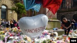 Площа Святої Анни в центрі Манчестера, де вшановують жертв недавньої атаки, Великобританія, 24 травня 2017 року