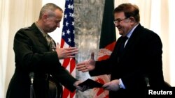 Ооганстандын коргоо министри Абдул Рахим Вардак жана АКШ генералы Жон Аллен келишимге кол коюу учурунда. Кабул, 9-март, 2012-жыл. 