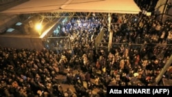 Iranienii au ieșit în stradă sâmbătă ca urmare a anunțului prin care Iranul a recunoscut că a doborât avionul ucrainean de pasageri din greșeală.