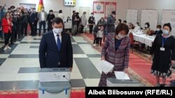 Президент Садыр Жапаров жана аялы Айгүл Жапарова добуш берүүдө. 2021-жылдын, 11-апрели. 