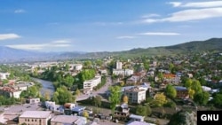 Поводом для возмущения тбилисских армян стал видеосюжет интернет-телекомпании ITV.ge, в котором рассказывалось, как блогер javakhk обратился в Еврокомиссию с требованием способствовать созданию армянской автономии на территории Самцхе-Джавахетского регион