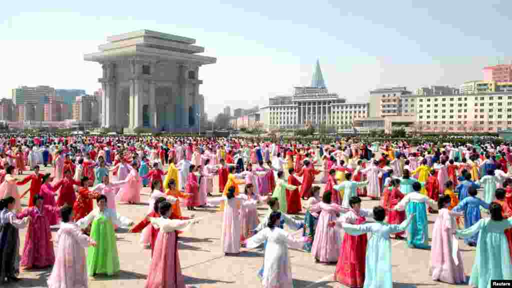 Пхеньяндағы Ким Чен Ынның басшылық қызметке кіріскеніне төрт жыл толуына (11 сәуір) орай өтіп жатқан мереке.&nbsp;