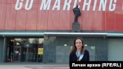 Ивета Банкова пред паметника на легендарния сър Мат Бъзби на стадиона на Манчестър Юнайтед "Олд Трафорд"