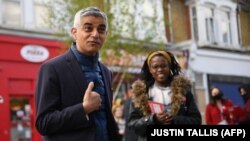 Sadiq Khan londoni polgármester kampányol a londoni polgármester-választás előtt, 2021. május 5-én, a London északkeleti részén található Waltham Forestben.