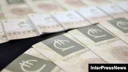 По мнению экономистов, непоследовательность властей оказывает дополнительное давление на лари