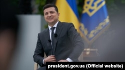 Володимир Зеленський зізнається, що до критики досі «ставиться погано, але спокійніше»