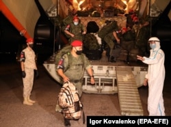 Российские военнослужащие разгружают грузы с гуманитарной помощью на авиабазе в Канте. 22 июля 2020 года.