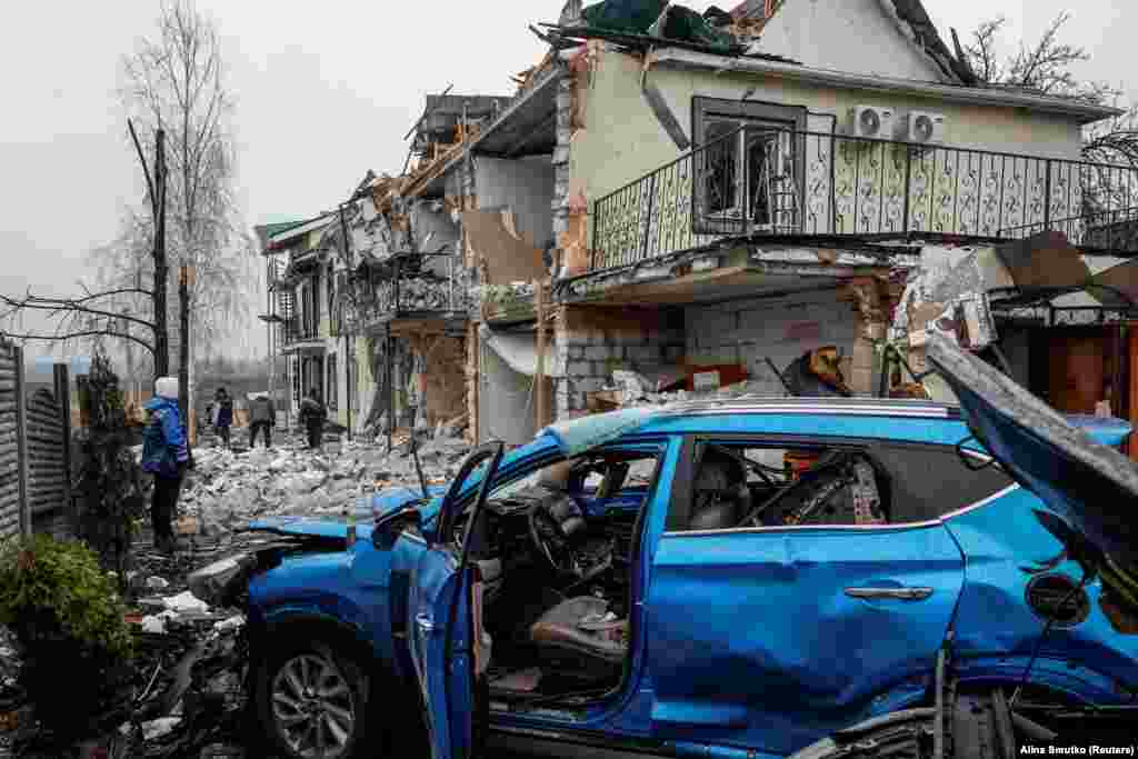 Улица в Гостомеле под Киевом после ночной атаки беспилотников 19 марта.18 марта было объявлено о частичном прекращении огня, в рамках которого Кремль пообещал прекратить атаки на объекты «энергетики и инфраструктуры» после телефонного разговора между президентом США Дональдом Трампом и президентом России Владимиром Путиным