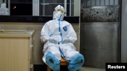 Эс алып отурган дарыгер. Ухань, 9-февраль, 2020-жыл.