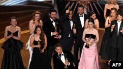 Američki režiser Sean Baker prima nagradu za najbolji film - Anoru, uz glumce i ekipu, na 97. dodjeli nagrade Oscar u Dolby Theatreu u Hollywoodu, Kalifornija, SAD, 2. marta 2025.