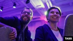 Republic басылмасынын ээси Александр Винокуров жубайы, "Дождь" телеканалынын ээси Наталья Синдеева менен. Аталган телеканалды дагы орус бийлиги чет элдик агенттердин тизмесине киргизген.