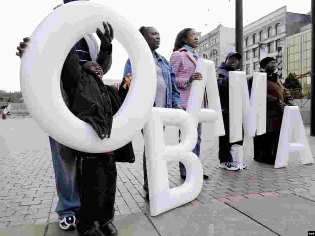 Сүрөттө: Барак Обаманын тарапкерлери. Нью-Йорк - Коомдук пикирди сурамжылоонун дээрлик баарынын шайлоо алдындагы жыйынтыктары демократ Барак Обама, атаандашы республикачыл Жон МакКейнден алдыда экенин көргөзгөн. Бул жолку тарыхый шайлоодо 100 миллиондон ашуун адам добуш берери күтүлгөн. 