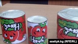 Банки просроченной томатной пасты из Китая. Бишкек. Октябрь 2010 г.