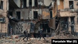 Кадр із американсько-українського фільму «Порцелянова війна»