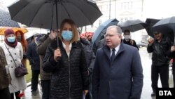 Йорданка Фандъкова и посланикът на Израел Йорам Елрон пред Паметника на спасението в София, 10 март 2021 г.