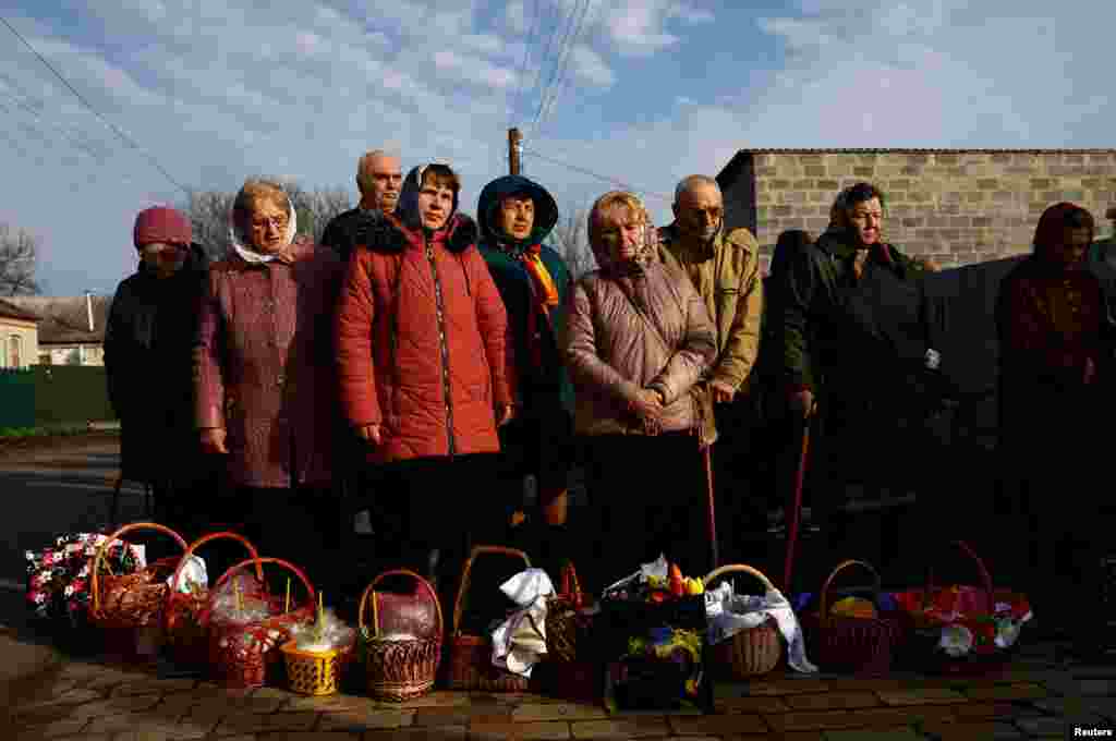 Fshatarët ndjekin një shërbim për Pashkët në rrugët e Druzhkivkës.