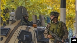 Indijske paravojne snage stražare na mjestu eksplozije na tržnici u Srinagaru, 3. novembar 2024. 