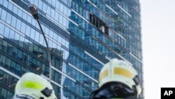 O clădire avariată din cartierul de afaceri al Moscovei după un atac cu dronă la începutul zilei de 1 august