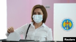 Maia Sandu moldovai elnök leadja a szavazatát Chisinauban 2021. július 11-én