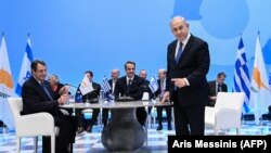 Premierul grec Kyriakos Mitsotakis (centru), omologul său israelian Benjamin Netanyahu (dreapta ) președintele cipriot Nikos Anastasiadis, Atena, 2 ianuarie 2020.
