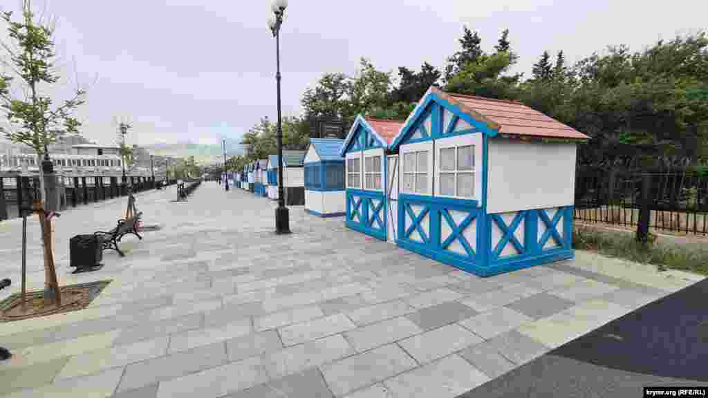 Довгий ряд торгових точок на набережній порожній без орендарів