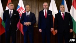 De la stânga la dreapta, Robert Fico din Slovacia, Donald Tusk din Polonia, Petr Fiala din Republica Cehă și Viktor Orban din Ungaria pozează înainte de întâlnirea Grupului de la Vișegrad din 27 februarie.